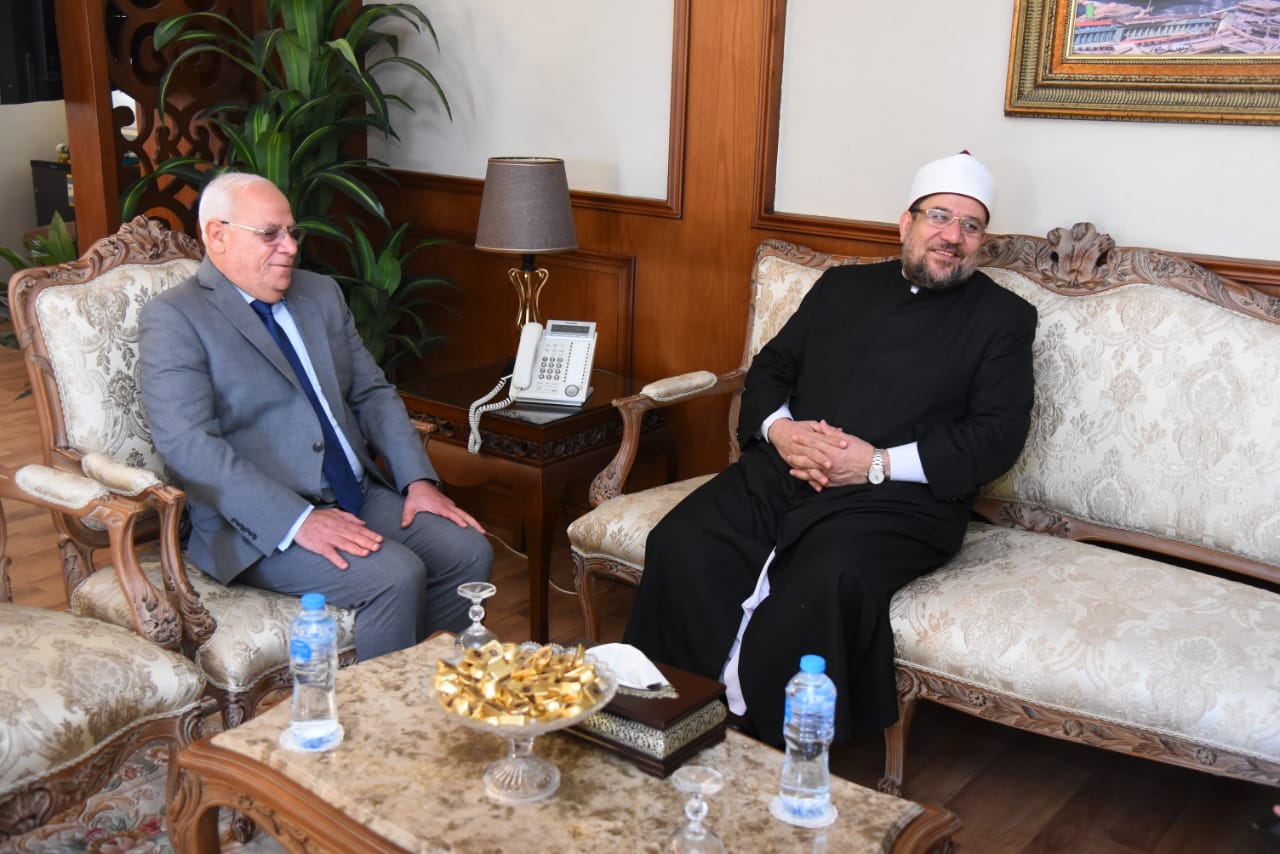 محافظ بورسعيد يستقبل وزير الأوقافقبل صلاة الجمعة بمسجد السلام  (5)
